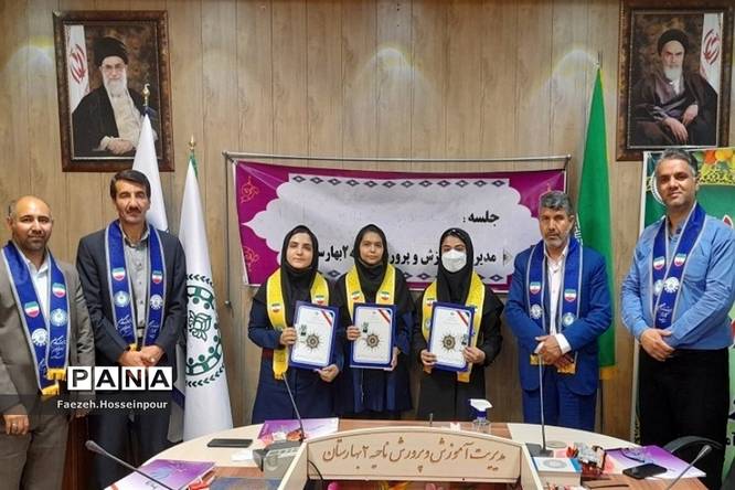 جلسه همفکری و تجلیل از مربیان پیشتاز و خبرنگاران فعال بهارستاندو