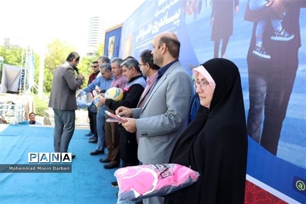 برگزاری همایش بزرگ پیاده‌روی خانوادگی در بوستان کوهسنگی مشهد