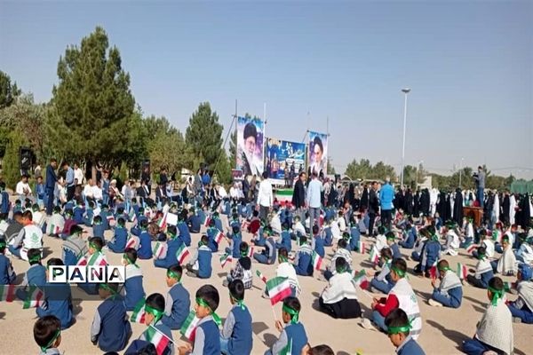 اجرای سرود سلام فرمانده توسط مدارس شهرستان ورزنه