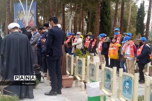 مراسم بزرگداشت دهه بصیرت در گلستان شهدای اصفهان