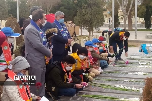 مراسم بزرگداشت دهه بصیرت در گلستان شهدای اصفهان