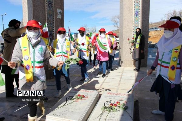غبار روبی مزار شهدای گمنام توسط دانش‌آموزان پیشتاز شهر یاسوج به مناسب دهه بصیرت