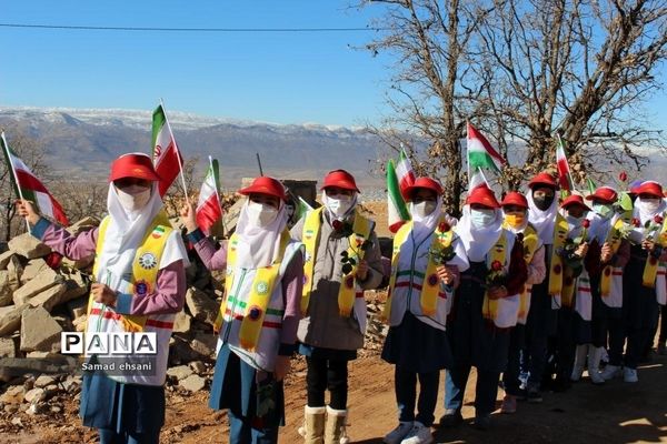 غبار روبی مزار شهدای گمنام توسط دانش‌آموزان پیشتاز شهر یاسوج به مناسب دهه بصیرت