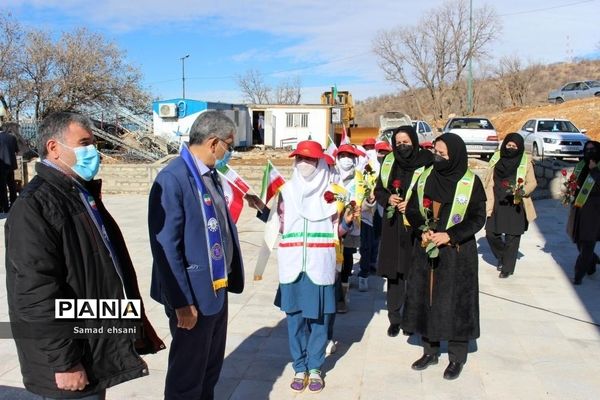 غبار روبی مزار شهدای گمنام توسط دانش‌آموزان پیشتاز شهر یاسوج به مناسب دهه بصیرت