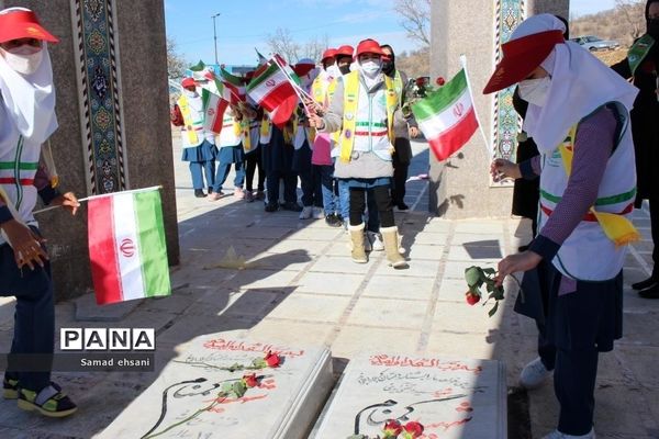 غبار روبی مزار شهدای گمنام توسط دانش‌آموزان پیشتاز شهر یاسوج به مناسب دهه بصیرت