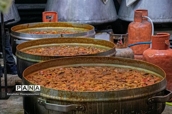 مراسم پخت و توزیع شله زرد به مناسبت سالگرد شهادت ام ابیها حضرت زهرا (س) در شیراز