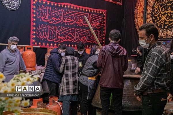 مراسم پخت و توزیع شله زرد به مناسبت سالگرد شهادت ام ابیها حضرت زهرا (س) در شیراز