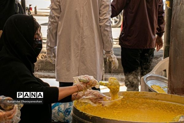 مراسم پخت و توزیع شله زرد به مناسبت سالگرد شهادت ام ابیها حضرت زهرا (س) در شیراز