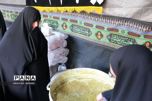 ادای احترام دانش‌آموزان مدرسه امیرکبیر قم به شهید گمنام