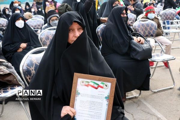 ادای احترام دانش‌آموزان مدرسه امیرکبیر قم به شهید گمنام