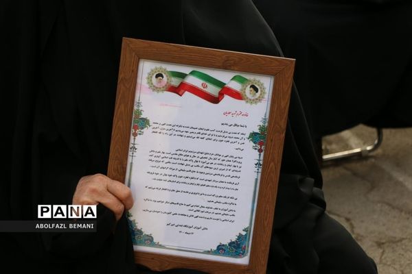 ادای احترام دانش‌آموزان مدرسه امیرکبیر قم به شهید گمنام