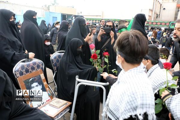 ادای احترام دانش‌آموزان مدرسه امیرکبیر قم به شهید گمنام