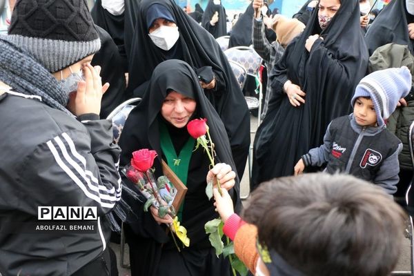 ادای احترام دانش‌آموزان مدرسه امیرکبیر قم به شهید گمنام