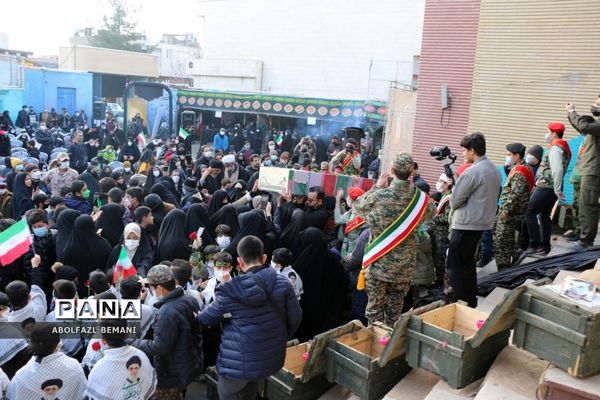 ادای احترام دانش‌آموزان مدرسه امیرکبیر قم به شهید گمنام