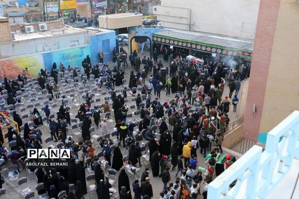 ادای احترام دانش‌آموزان مدرسه امیرکبیر قم به شهید گمنام