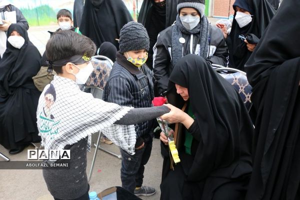ادای احترام دانش‌آموزان مدرسه امیرکبیر قم به شهید گمنام