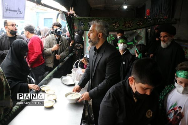 ادای احترام دانش‌آموزان مدرسه امیرکبیر قم به شهید گمنام
