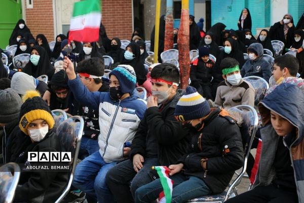 ادای احترام دانش‌آموزان مدرسه امیرکبیر قم به شهید گمنام