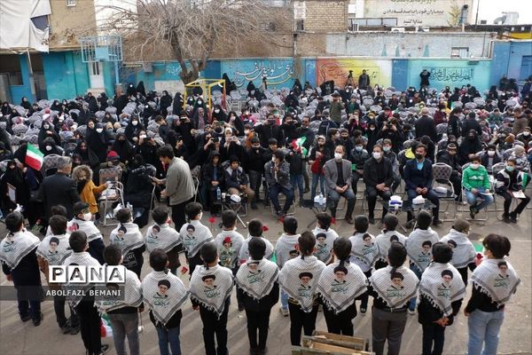 ادای احترام دانش‌آموزان مدرسه امیرکبیر قم به شهید گمنام