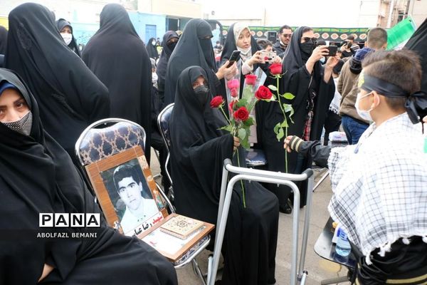 ادای احترام دانش‌آموزان مدرسه امیرکبیر قم به شهید گمنام