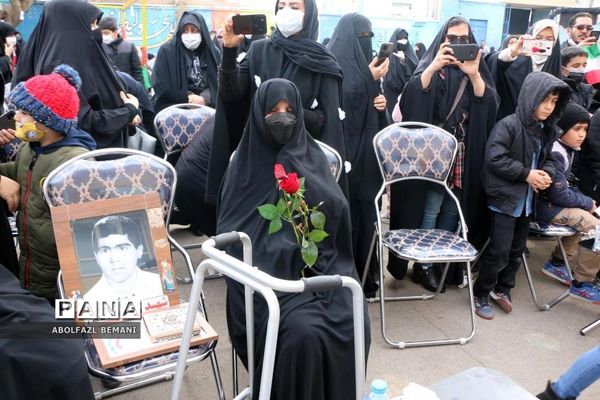 ادای احترام دانش‌آموزان مدرسه امیرکبیر قم به شهید گمنام