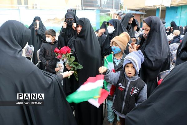 ادای احترام دانش‌آموزان مدرسه امیرکبیر قم به شهید گمنام
