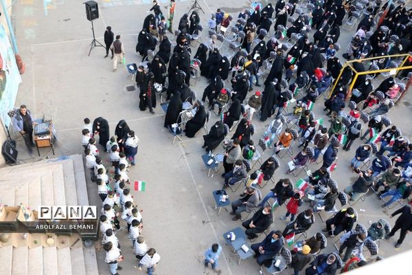 ادای احترام دانش‌آموزان مدرسه امیرکبیر قم به شهید گمنام