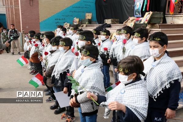ادای احترام دانش‌آموزان مدرسه امیرکبیر قم به شهید گمنام