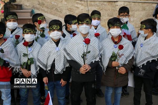 ادای احترام دانش‌آموزان مدرسه امیرکبیر قم به شهید گمنام