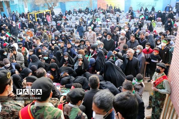 ادای احترام دانش‌آموزان مدرسه امیرکبیر قم به شهید گمنام