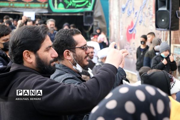 ادای احترام دانش‌آموزان مدرسه امیرکبیر قم به شهید گمنام