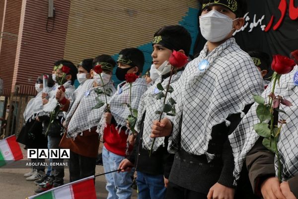 ادای احترام دانش‌آموزان مدرسه امیرکبیر قم به شهید گمنام