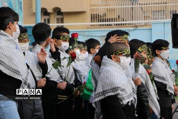 ادای احترام دانش‌آموزان مدرسه امیرکبیر قم به شهید گمنام