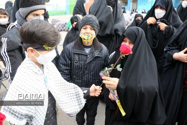 ادای احترام دانش‌آموزان مدرسه امیرکبیر قم به شهید گمنام