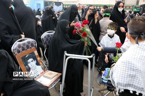 ادای احترام دانش‌آموزان مدرسه امیرکبیر قم به شهید گمنام