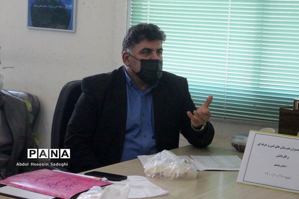 جلسه گروه مدیران هنرستان‌های فنی و حرفه‌ای و کار دانش استان بوشهر