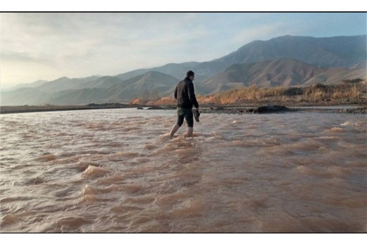 روایت معلمی که با گذشتن از رودخانه خود را به کلاس درس می‌رساند