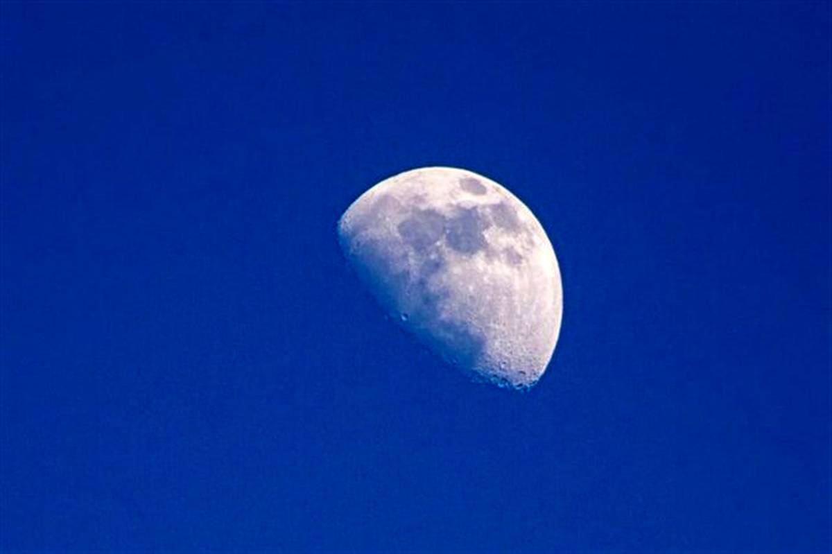 چرا ماه را در طول روز هم می‌بینیم