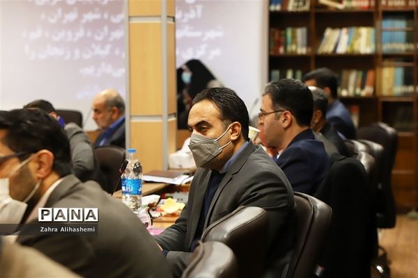 نشست مدیران سازمان دانش‌آموزی استان‌ها و مناطق شهر تهران با عوامل فیلم مرد نقره‌ای