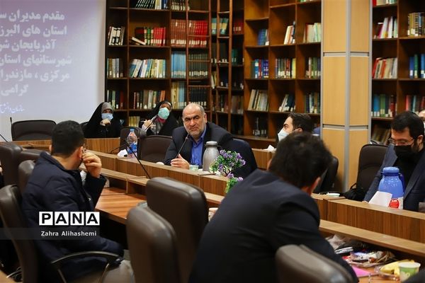 نشست مدیران سازمان دانش‌آموزی استان‌ها و مناطق شهر تهران با عوامل فیلم مرد نقره‌ای