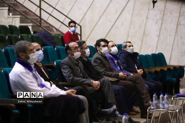 نشست مدیران سازمان دانش‌آموزی استان‌ها و مناطق شهر تهران با عوامل فیلم مرد نقره‌ای