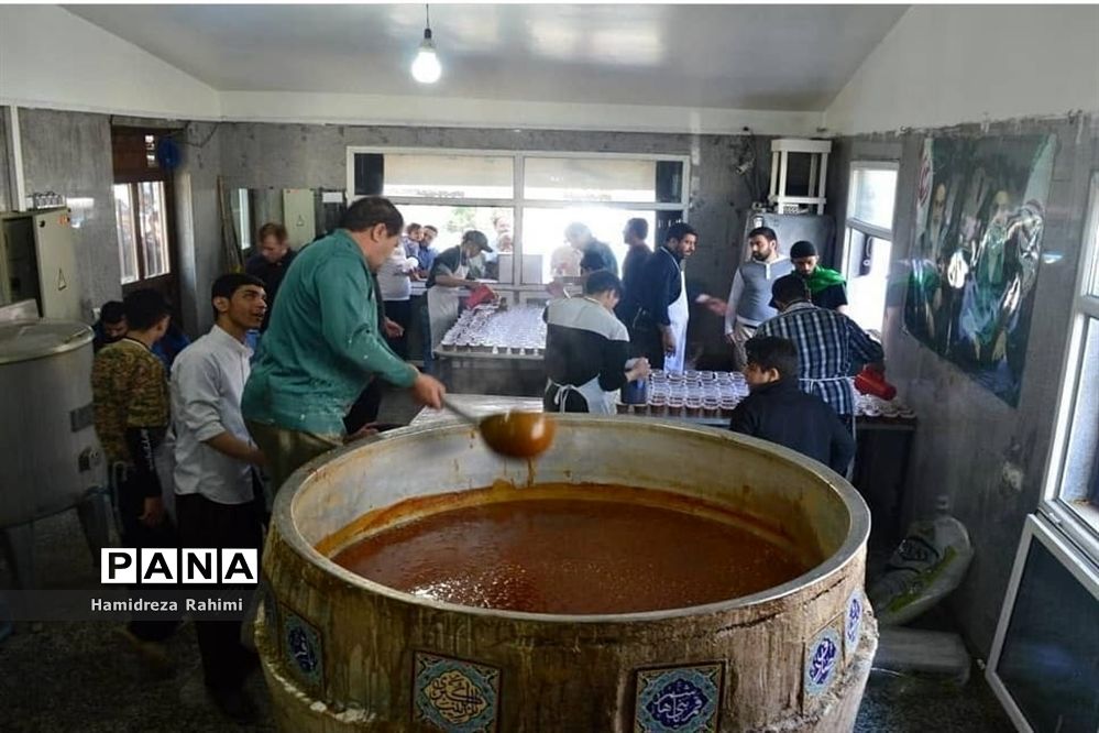 ایستگاه صلواتی؛ پخت و توزیع سمنو برای ۱۲۰۰۰ نفر