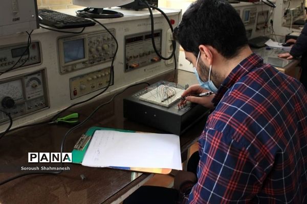برگزاری امتحانات عملی رشته الکترونیک هنرستان فنی و حرفه‌ای معلم در شیراز