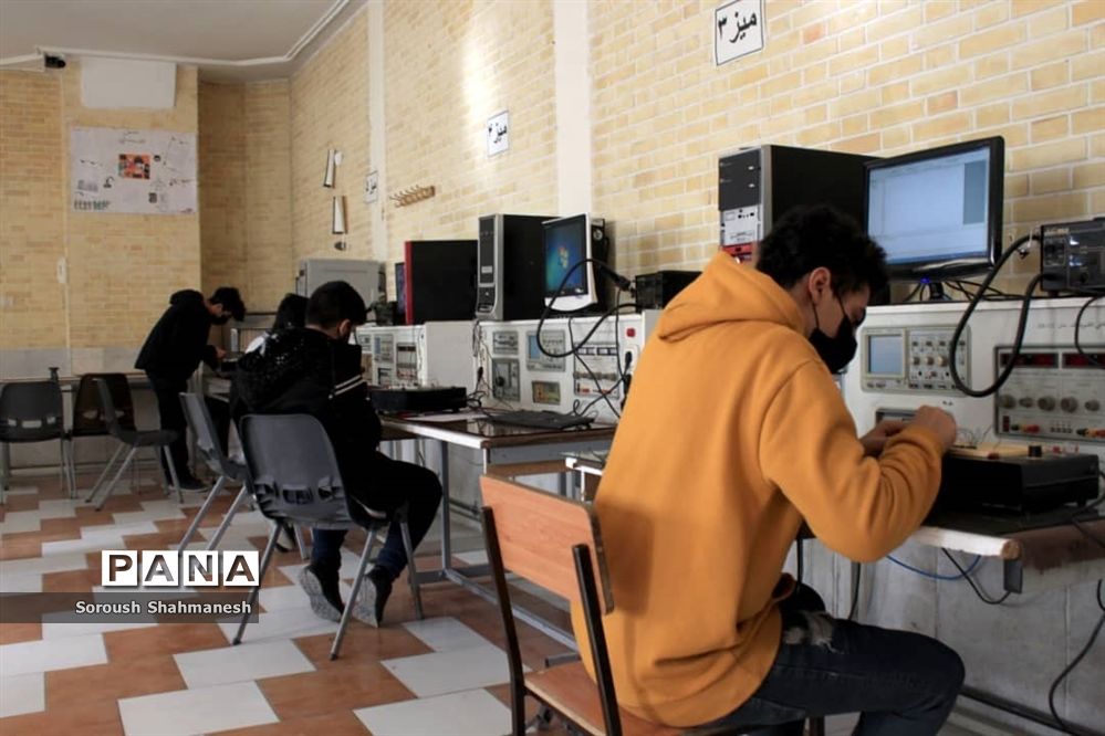 برگزاری امتحانات عملی رشته الکترونیک هنرستان فنی و حرفه‌ای معلم در شیراز