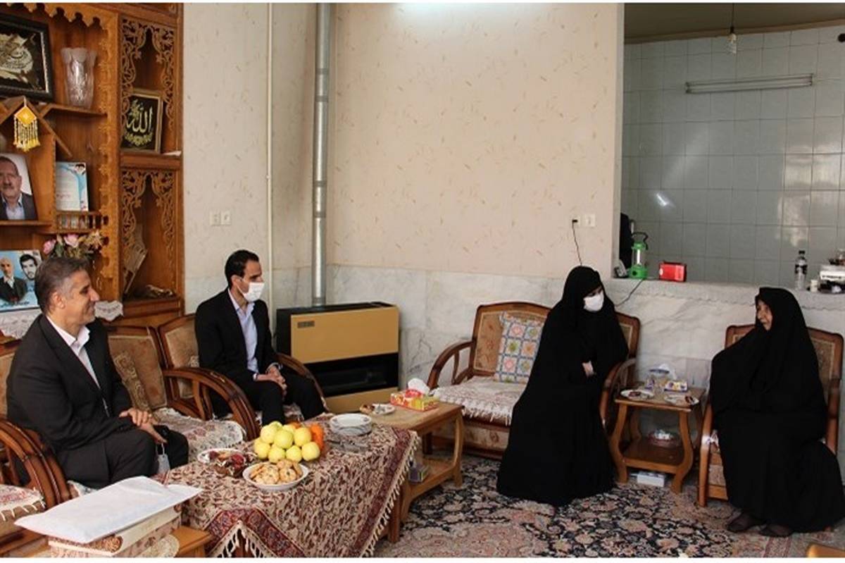 دیدار با خانواده‌های شهدا در اداره آموزش و پرورش ناحیه 2 استان اصفهان