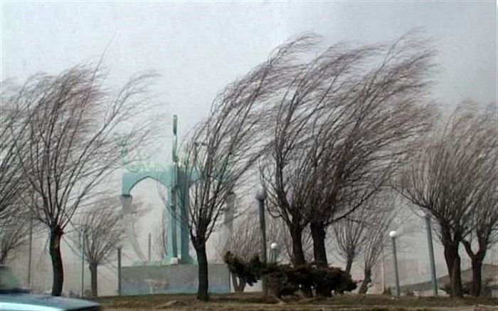 توفان گرد و خاک شرق اصفهان را درمی‌نوردد