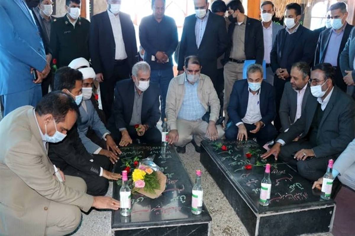 ادای احترام وزیر آموزش و پرورش به شهدای گمنام شهر قلعه گنج استان کرمان