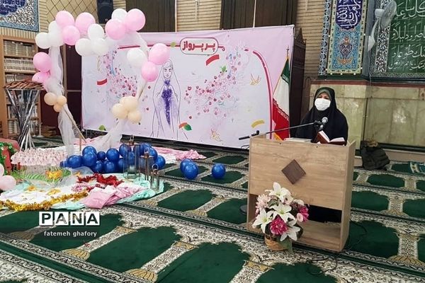 جشن تکلیف دانش‌آموزان پایه سوم دبستان لاله‌های انقلاب در مسجد ولیعصر دماوند