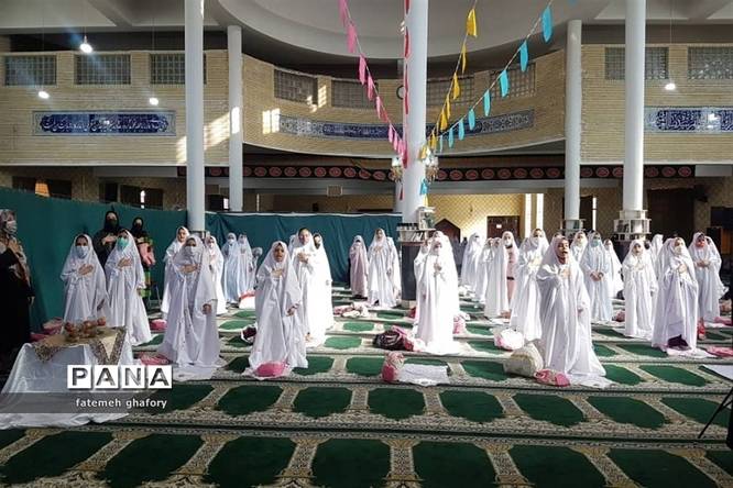 جشن تکلیف دانشآموزان پایه سوم دبستان لالههای انقلاب در مسجد ولیعصر دماوند