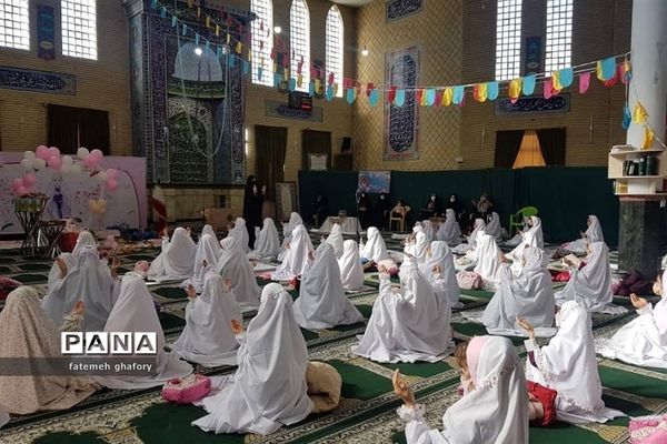 جشن تکلیف دانش‌آموزان پایه سوم دبستان لاله‌های انقلاب در مسجد ولیعصر دماوند